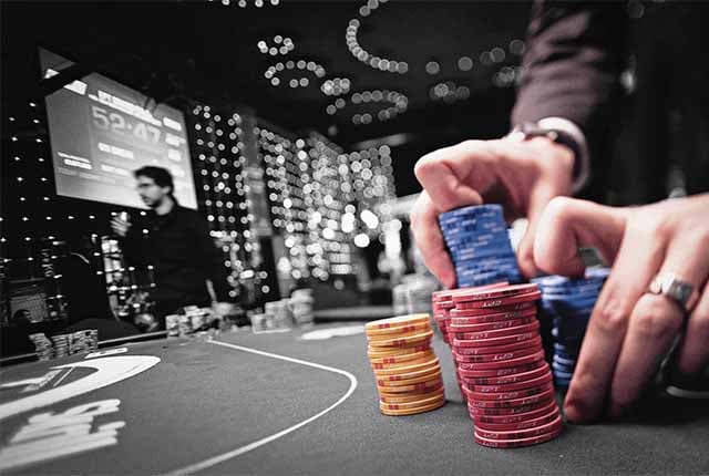 Rake là phí tổ chức mà sòng poker thu của cược thủ