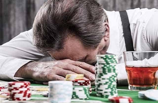 Nghiện cờ bạc sẽ khiến anh em đánh mất bản thân, không suy nghĩ sáng suốt